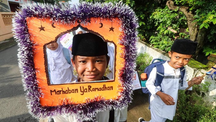 Pelajar Madrasah Ibtidaiyah Al-Hikmah mengikuti pawai menyambut bulan suci Ramadhan di Kabupaten Kediri, Jawa Timur, Rabu (26/2/2025). Kegiatan yang diselenggarakan secara serentak oleh Madrasah Ibtidaiyah di bawah naungan Kementerian Agama Kediri tersebut dalam rangka menyambut sekaligus memperkenalkan keistimewaan bulan Ramadhan kepada pelajar pada hari terakhir sekolah sebelum penerapan pembelajaran mandiri di rumah selama sepekan pada awal puasa. ANTARA FOTO/Prasetia Fauzani/agr *** Local Caption ***
