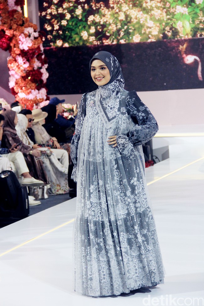 Vebby Palwinta tampil dalam fashion show koleksi baju Lebaran 2025 dari Shella Saukia yang digelar di Gandaria City, Jakarta Selatan. Foto: Mohammad Abduh/detikcom