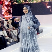 Vebby Palwinta tampil dalam fashion show koleksi baju Lebaran 2025 dari Shella Saukia yang digelar di Gandaria City, Jakarta Selatan. Foto: Mohammad Abduh/detikcom