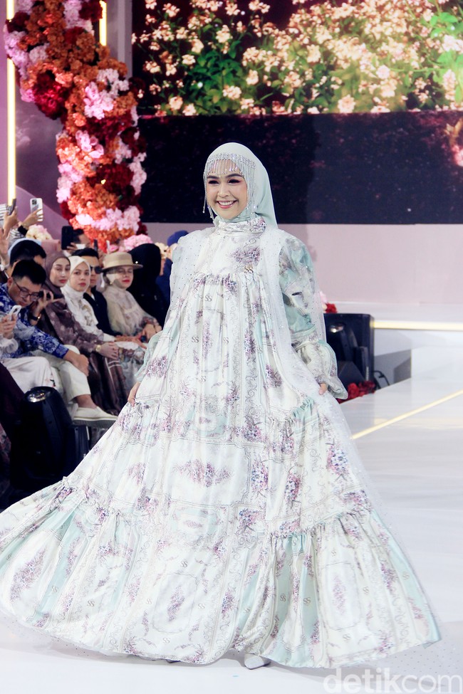 Ria Ricis tampil dalam fashion show koleksi baju Lebaran 2025 dari Shella Saukia yang digelar di Gandaria City, Jakarta Selatan. Foto: Mohammad Abduh/detikcom