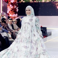 Ria Ricis tampil dalam fashion show koleksi baju Lebaran 2025 dari Shella Saukia yang digelar di Gandaria City, Jakarta Selatan. Foto: Mohammad Abduh/detikcom