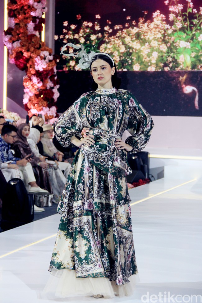 Kimberly Ryder tampil dalam fashion show koleksi baju Lebaran 2025 dari Shella Saukia yang digelar di Gandaria City, Jakarta Selatan.Foto: Mohammad Abduh/detikcom