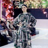 Kimberly Ryder tampil dalam fashion show koleksi baju Lebaran 2025 dari Shella Saukia yang digelar di Gandaria City, Jakarta Selatan.Foto: Mohammad Abduh/detikcom