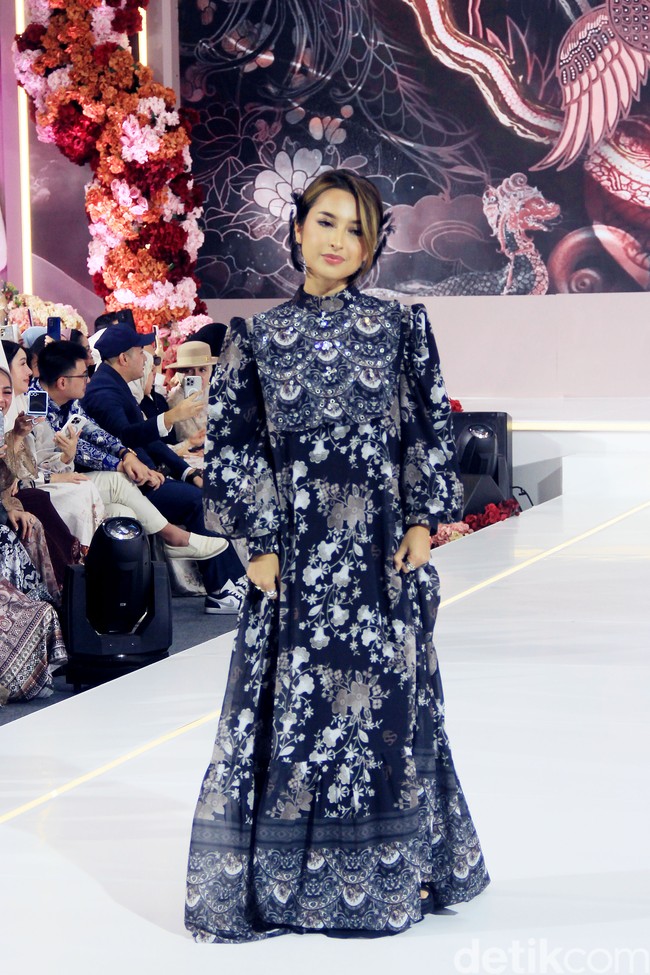 Jennifer Coppen tampil dalam fashion show koleksi baju Lebaran 2025 dari Shella Saukia yang digelar di Gandaria City, Jakarta Selatan. Foto: Mohammad Abduh/detikcom