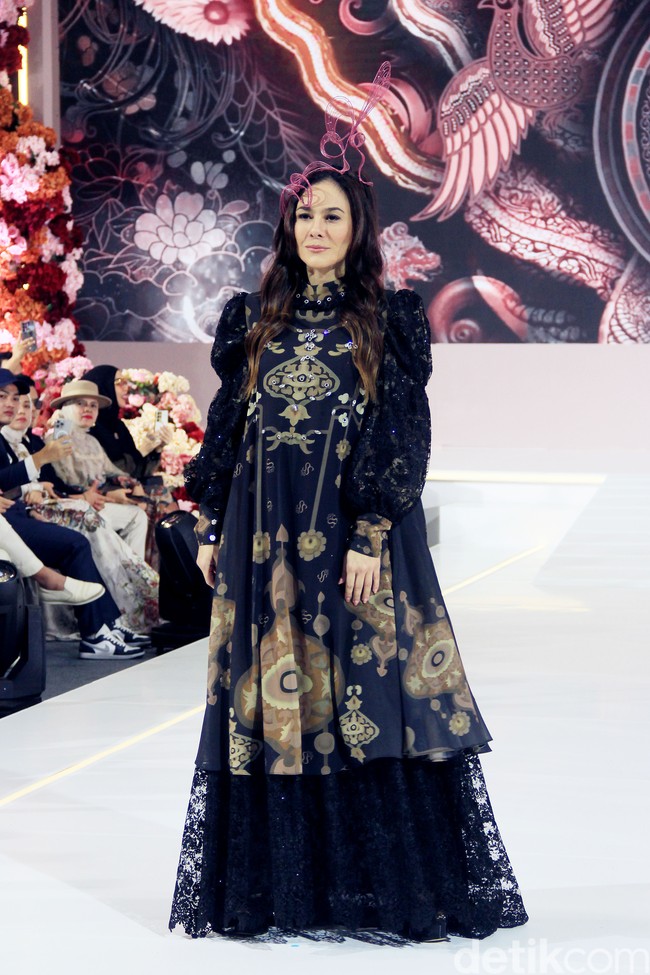 Wulan Guritno tampil dalam fashion show koleksi baju Lebaran 2025 dari Shella Saukia yang digelar di Gandaria City, Jakarta Selatan.Foto: Mohammad Abduh/detikcom