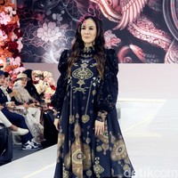 Wulan Guritno tampil dalam fashion show koleksi baju Lebaran 2025 dari Shella Saukia yang digelar di Gandaria City, Jakarta Selatan.Foto: Mohammad Abduh/detikcom