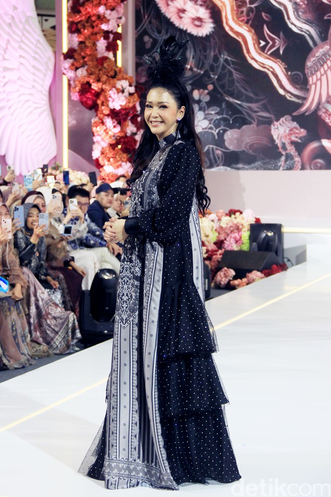 Maia Estianty tampil dalam fashion show koleksi baju Lebaran 2025 dari Shella Saukia yang digelar di Gandaria City, Jakarta Selatan. Foto: Mohammad Abduh/detikcom