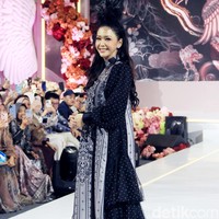 Maia Estianty tampil dalam fashion show koleksi baju Lebaran 2025 dari Shella Saukia yang digelar di Gandaria City, Jakarta Selatan. Foto: Mohammad Abduh/detikcom