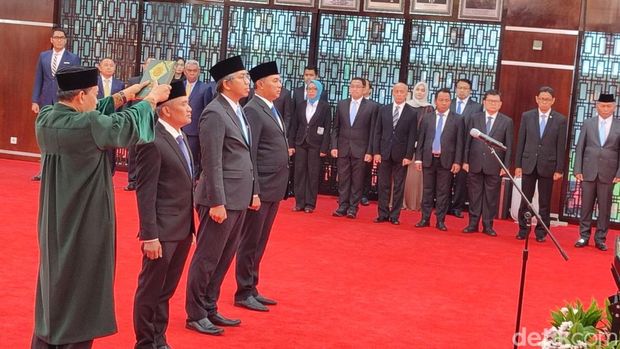 Menteri Energi dan Sumber Daya Mineral (ESDM) Bahlil Lahadalia melantik tiga pejabat SKK Migas.
