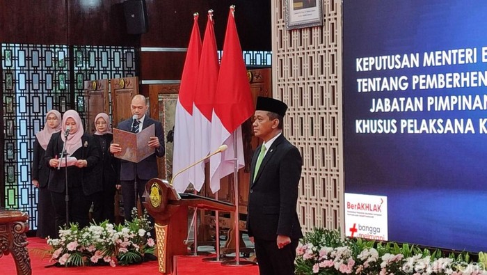 Menteri Energi dan Sumber Daya Mineral (ESDM) Bahlil Lahadalia melantik tiga pejabat SKK Migas.