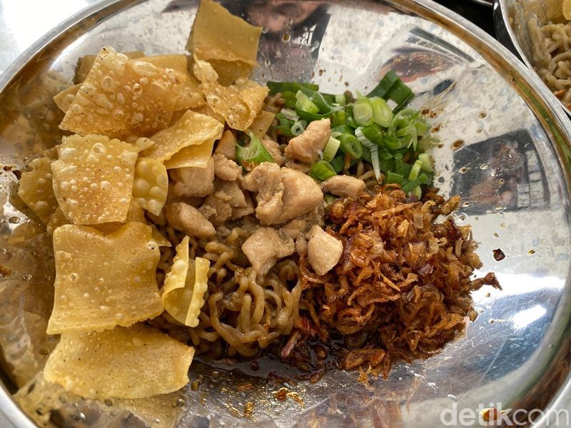 Bakmi Darmono: Mulur Lezat! Bakmi Karet Pedas Topping Tetelan Spesial
