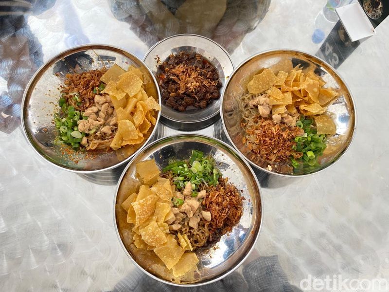 Bakmi Darmono: Mulur Lezat! Bakmi Karet Pedas Topping Tetelan Spesial