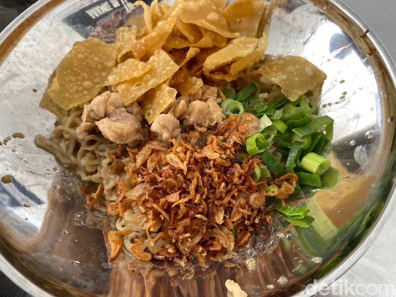 Bakmi Darmono: Mulur Lezat! Bakmi Karet Pedas Topping Tetelan Spesial