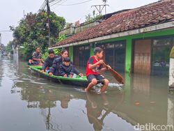Derita Warga Dayeuhkolot Bandung di Tengah Banjir yang Menyergap