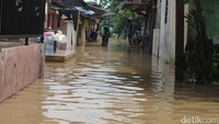 Saat ini, tinggi air genangan di jalanan sudah mencapai 50 hingga 60 sentimeter.