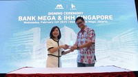Bank Mega bersama dengan IHH Healthcare Singapore melakukan penandatanganan kerja sama di bidang kesehatan.