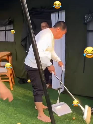 Banyak momen-momen menarik yang terjadi, mulai dari kepala daerah tiba-tiba menyapu hingga menyuci sepatu sendiri. Foto: Dok. Instagram Bima Arya.