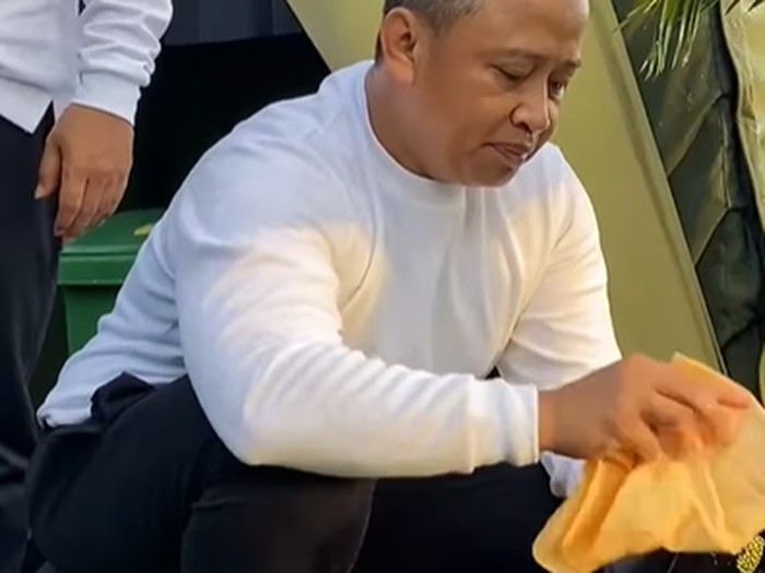 Banyak momen-momen menarik yang terjadi, mulai dari kepala daerah tiba-tiba menyapu hingga menyuci sepatu sendiri. Foto: Dok. Instagram Bima Arya.