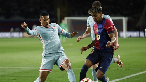 Atletico Madrids Samuel Lino, left, and Barcelonas Lamine Yamal fight for the ball during a Spanish Copa del Rey, or Kings Cup, the semi-final soccer match between Barcelona and Atletico Madrid in Barcelona, Spain, Tuesday, Feb. 25, 2025. AP Photo/Joan Monfort)