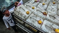 Para pengepul menggelar aksi sambil membawa jeriken.