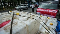 Para pengepul beristirahat di kawasan Monas usai menggelar aksi di depan Kementerian Perdagangan, Jakarta.