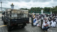 Dalam aksi ini massa kompak mengenakan kaos putih.