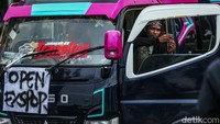 Mereka sebelumnya menggelar aksi di Kemendag pada pukul 10.00 WIB. Setelah perwakilan massa diterima Kemendag, mereka bergeser untuk beristirahat di kawasan Monas.