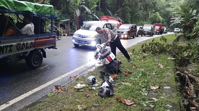 Pengendara motor berinisial AR (25) di Kabupaten Bone, Sulawesi Selatan (Sulsel), meninggal dunia gegara menabrak mobil pikap.