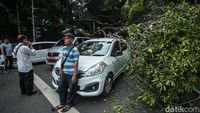Atas kejadian ini seorang pengemudi mengaku bingung harus meminta ganti rugi kepada siapa.  