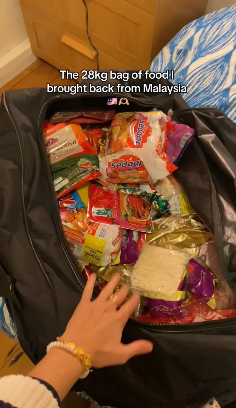 Bule Ini Borong 28 Kg Snack dari Malaysia, Ada Mie Instan Indonesia
