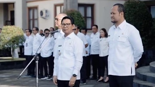 Bupati Badung I Wayan Adi Arnawa dan Wakil Bupati I Bagus Alit Sucipta dan Sekda IB Surya Suamba saat mengarahkan para ASN di Puspem Badung, Rabu (26/2/2025). (Pemkab Badung)