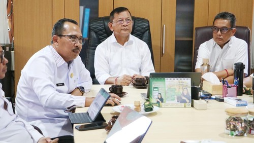 Bupati Buleleng I Nyoman Sutjidra saat memimpin rapat bersama Wakil Bupati Gede Supriatna dan TAPD Kabupaten Buleleng di ruang rapat Sekda Buleleng, Rabu (26/2/2025). (Foto: Dok. Pemkab Buleleng)