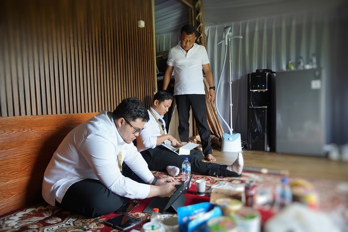 Bupati Kediri Hanindhito Himawan Pramana (Mas Dhito) bersama kepala daerah lain dari Jawa Timur menikmati agenda retret yang diadakan di Akademi Militer (Akmil) Magelang.