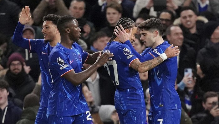 Chelseas Pedro Neto, right, celebrates with teammates after scoring their sides second goal of the game during the English Premier League soccer match between Chelsea and Southampton at Stamford Bridge, London, Tuesday, Feb. 25, 2025. (John Walton/PA via AP)
