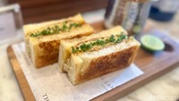 Menu pertama, Welsh Rarebit. Hidangan mirip sandwich Jepang ini berisi daging kepiting bumbu kari yang creamy gurih.
