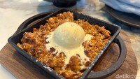 Mau dessert yang bikin nyaman? Ada Tom’s Apple Crumble dari potongan apel asam manis yang dibalut bumbu kayu manis, oat dan brown sugar, serta es krim almond panggang.