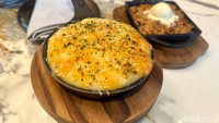 Ada juga Classic Lamb Shepherd’s Pie yang sangat populer di Inggris. Dibuat dari daging domba cincang, kentang tumbuk keju, dan saus gravy.