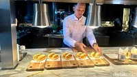 Begini potret tim chef saat menyajikan Toms Lobster Sandwich di dapur. Semuanya terlihat menggugah selera!
