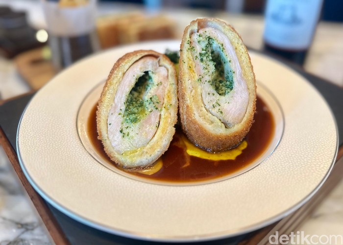 Chicken Kiev dan Lamb Shepherds Pie Autentik Inggris Disajikan di TOMS