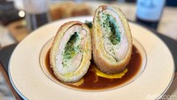 Menu favorit lain yang sayang dilewatkan, Chicken Kiev. Hidangan Ukraina populer ini diberi bumbu garlic butter dan pendamping kentang tumbuk.