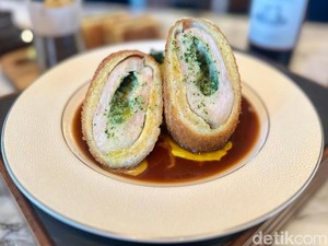 Chicken Kiev dan Lamb Shepherds Pie Autentik Inggris Disajikan di TOMS