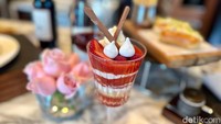 Classic Eton Mess merupakan dessert tradisional Inggris. Tiga komponen utamanya adalah meringue yang renyah, stroberi, dan whipped cream.