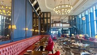 TOMS by Tom Aikens di lantai 62 The Langham, Jakarta merupakan restoran dengan sajian klasik Inggris-Eropa. Nuansa klasik dan pemandangan ketinggian kota jadi bonus santap di sini.