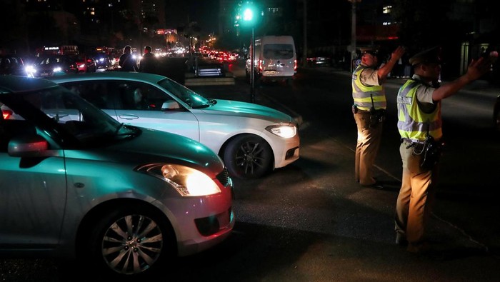 Police officers direct the traffic during a blackout in Vina del Mar, Chile February 25, 2025. REUTERS/Rodrigo Garrido
