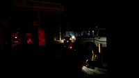 Lebih dari lima jam setelah pemadaman listrik dimulai, Menteri Dalam Negeri, Carolina Toha mengumumkan jam malam mulai pukul 22.00 waktu setempat hingga pukul 06.00 pagi. (REUTERS/Alexander Infante)