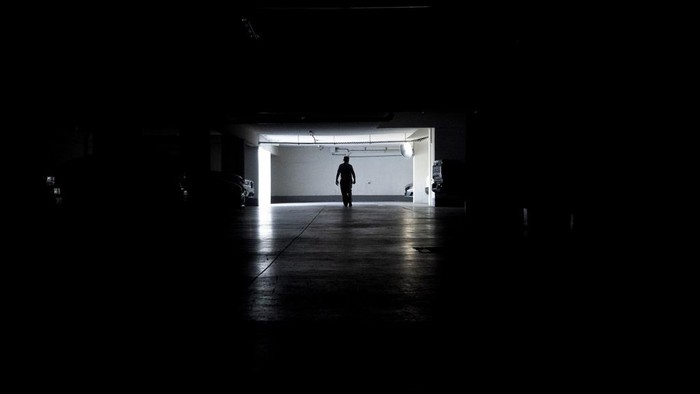 Chile Gelap Gulita Dilanda Pemadaman Listrik Besar-besaran A police officer stops a driver at a checkpoint during curfew due to a nationwide blackout in Santiago, Chile, Tuesday, Feb. 25, 2025. (AP Photo/Matias Basualdo)
