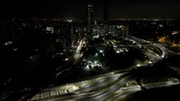 Mobil-mobil melaju melewati gedung-gedung gelap selama pemadaman listrik di Santiago, Chile, Selasa (25/2/2025). (AP Photo/Matias Basualdo)