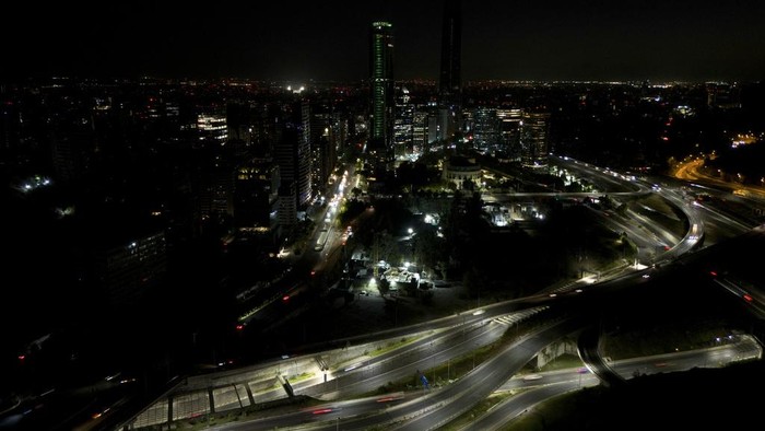 Chile Gelap Gulita Dilanda Pemadaman Listrik Besar-besaran A police officer stops a driver at a checkpoint during curfew due to a nationwide blackout in Santiago, Chile, Tuesday, Feb. 25, 2025. (AP Photo/Matias Basualdo)