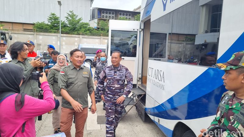 CT ARSA dan TNI AL Gelar Bakti Sosial, Ada Cek Kesehatan-Sembako Gratis (Taufiq Syarifudin/detikcom)