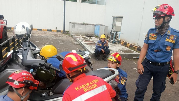 Damkar Bogor evakuasi kunci motor warga yang tertinggal dalam jok.